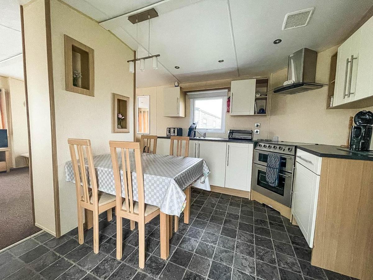 Lovely Caravan With Decking At Heacham Beach In Norfolk, Sleeps 6 Ref 21020C Exterior photo