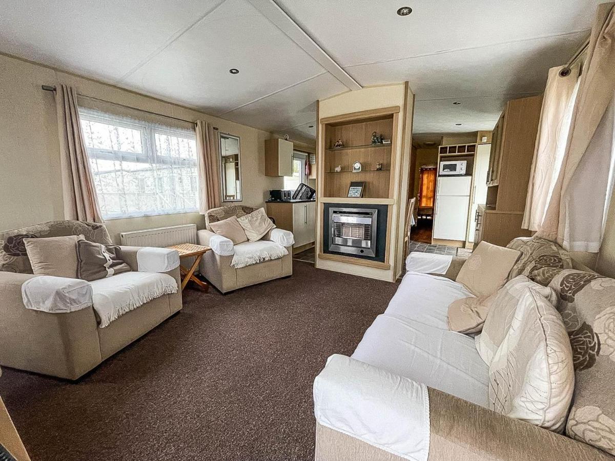 Lovely Caravan With Decking At Heacham Beach In Norfolk, Sleeps 6 Ref 21020C Exterior photo