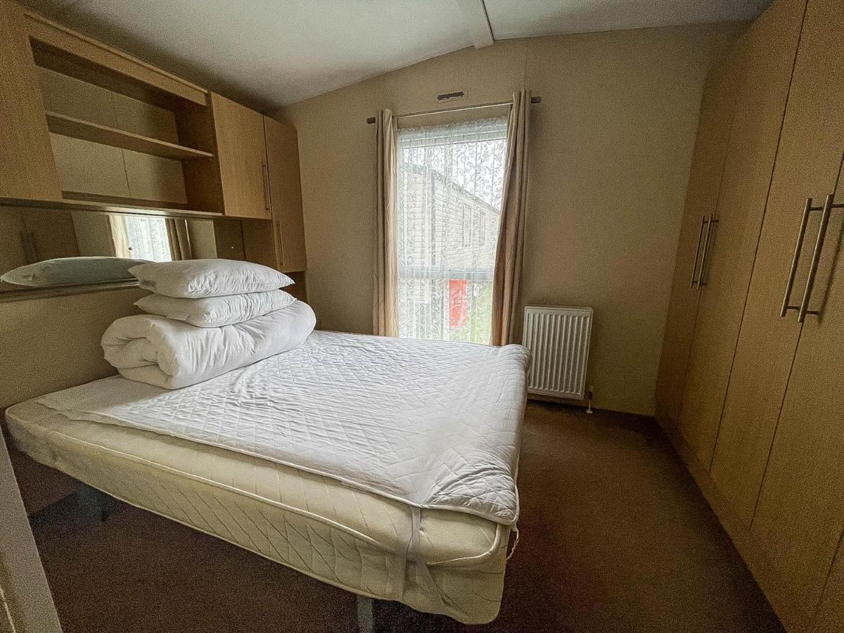 Lovely Caravan With Decking At Heacham Beach In Norfolk, Sleeps 6 Ref 21020C Exterior photo