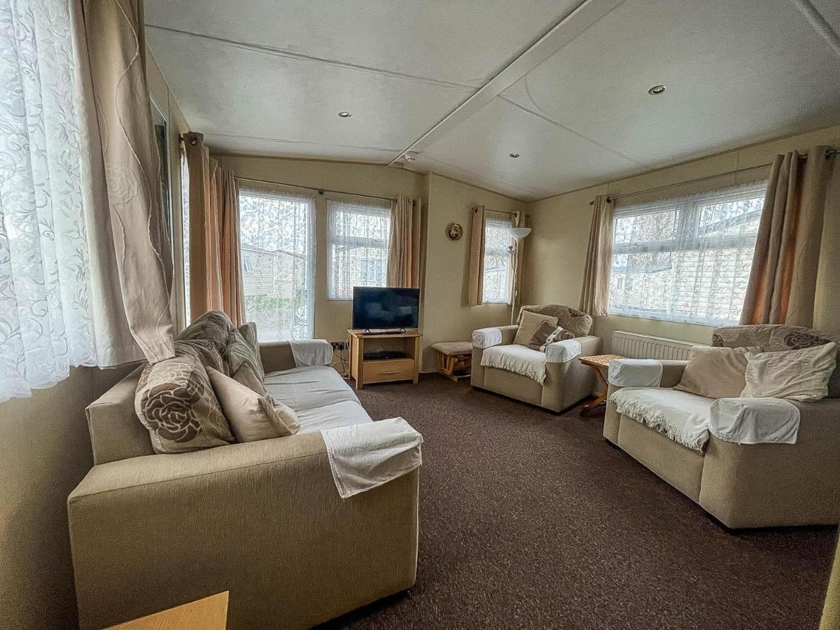 Lovely Caravan With Decking At Heacham Beach In Norfolk, Sleeps 6 Ref 21020C Exterior photo